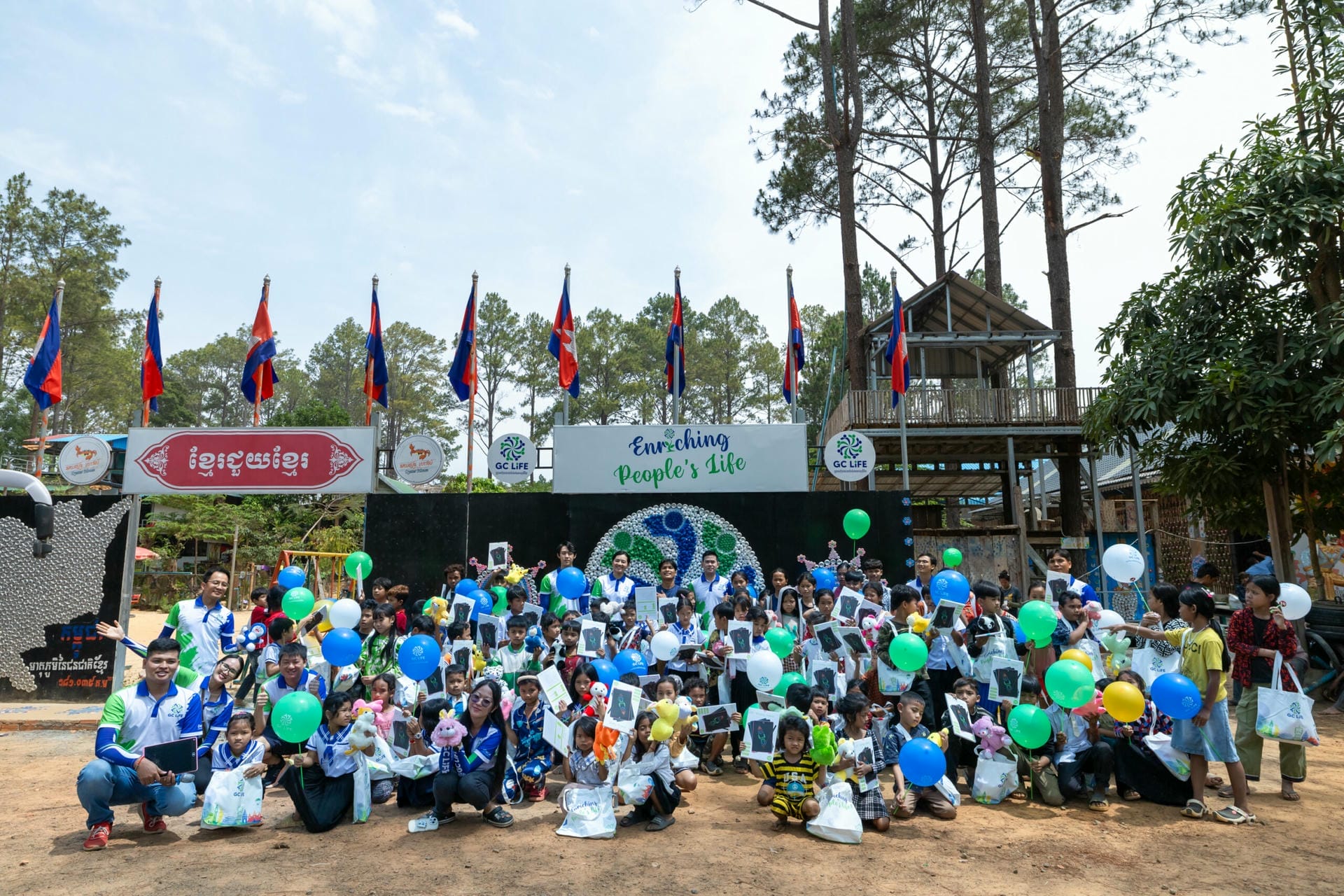 ការបរិច្ចាគអាហារដល់ប្អូនៗកុមារនៃសាលាដូង